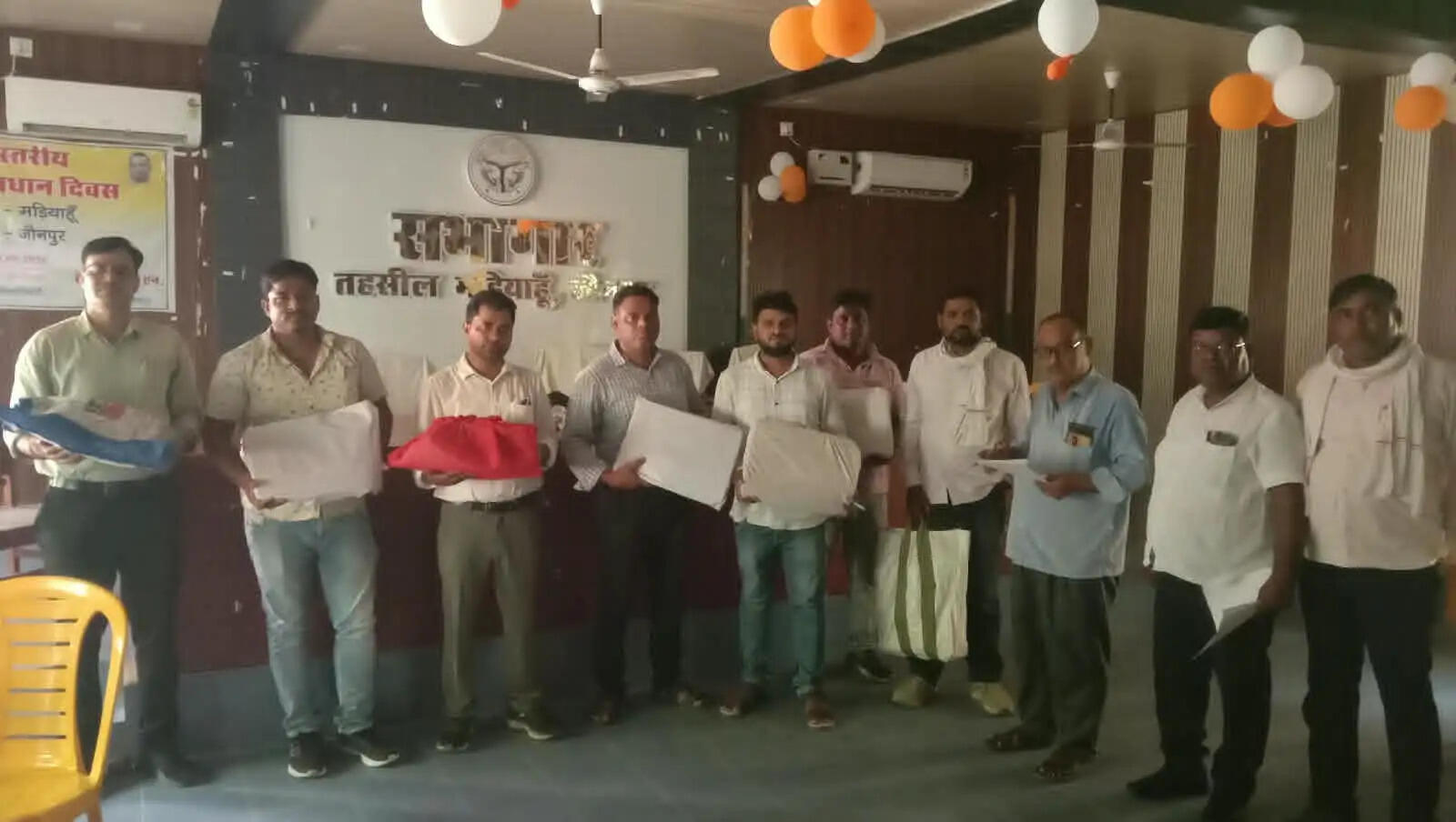 लेखपालों ने अतिरिक्त हलकों का बहिष्कार कर बस्ते जमा किए,आठ सूत्रीय मांगों को लेकर प्रदर्शन