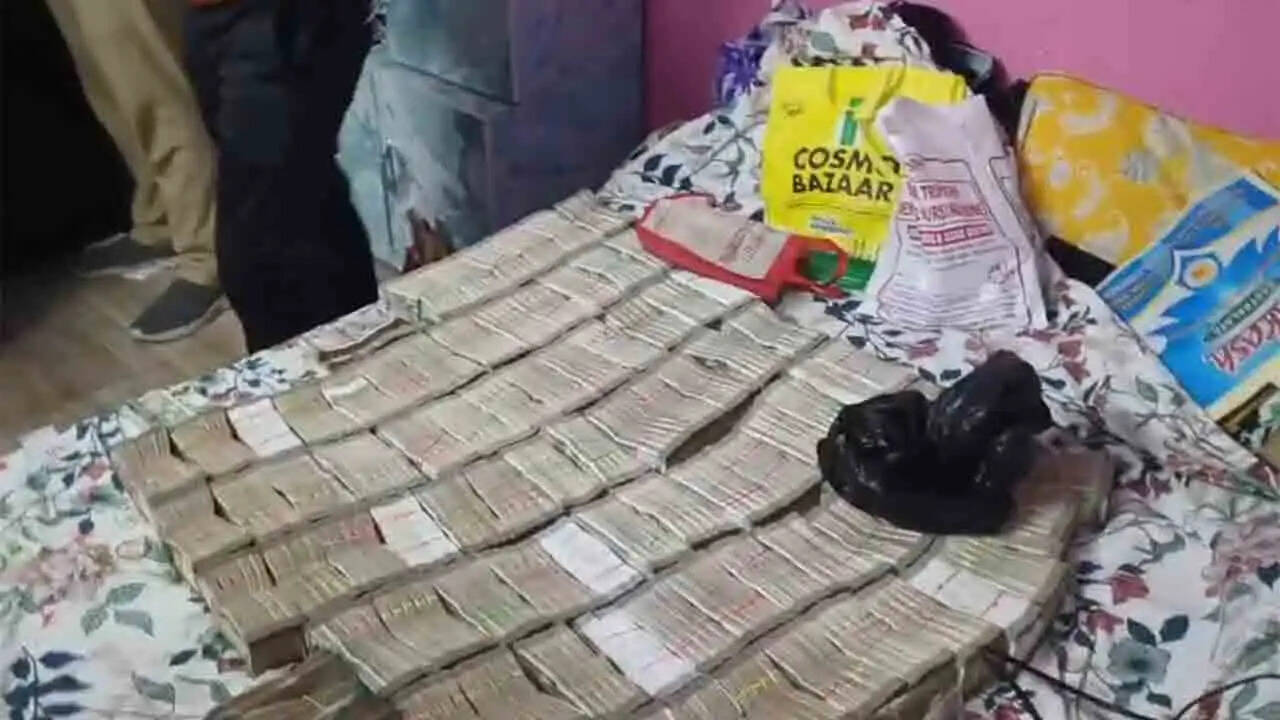 मालदा में करोड़ों की नकदी और नौ हज़ार प्रतिबंधित कफ सिरप की बोतलें बरामद, तीन गिरफ्तार