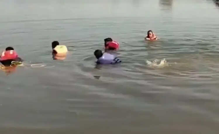 सूरत के मंगरोल में नहाने के दाैरान डूबने से तीन युवकों की मौत