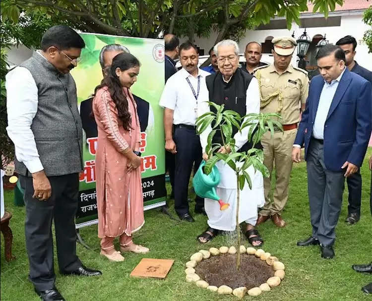 राज्यपाल हरिचंदन ने ‘‘एक पेड़ माँ के नाम‘‘ अभियान के तहत किया पौधरोपण