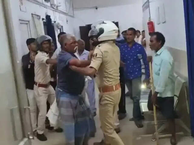 सुपौल के अस्पताल में पुलिस के सामने मारपीट, शादी के निमंत्रण को लेकर विवाद