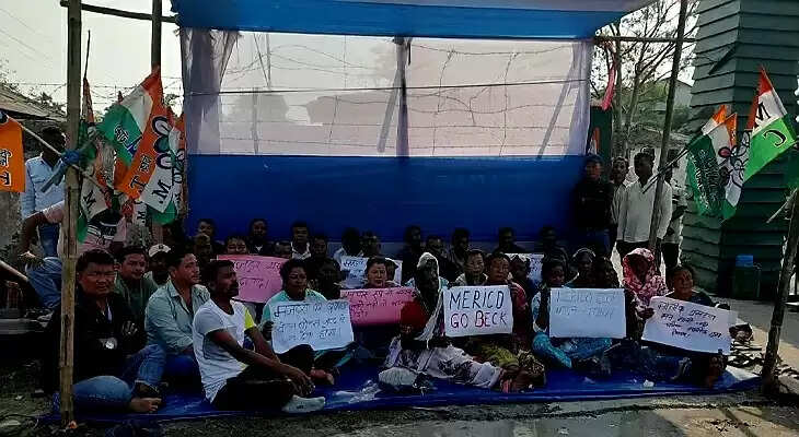 बकाया मज़दूरी की मांग को लेकर मदारीहाट में छह चाय बागानों के श्रमिकों का अनिश्चितकालीन धरना