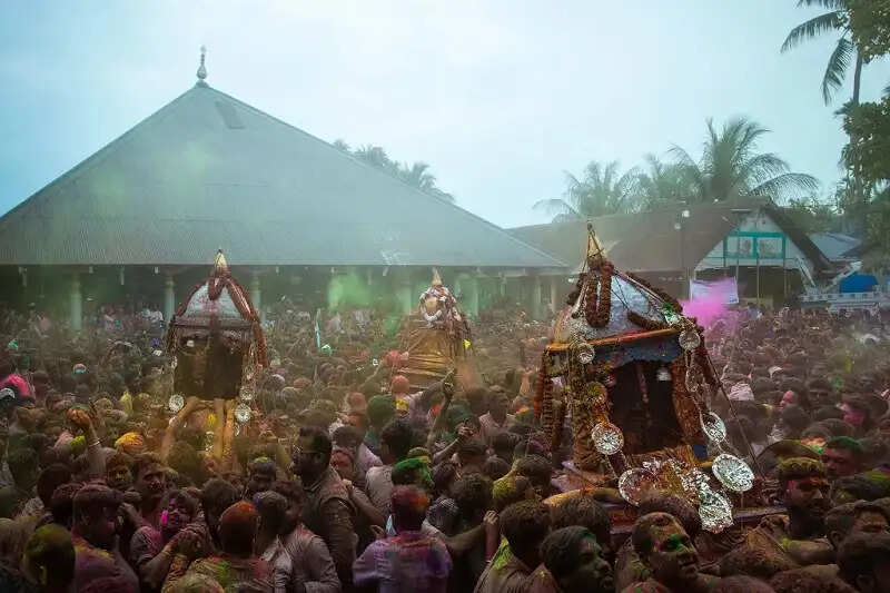 होली के गीतों से झूम रहा सत्र नगरी बरपेटा