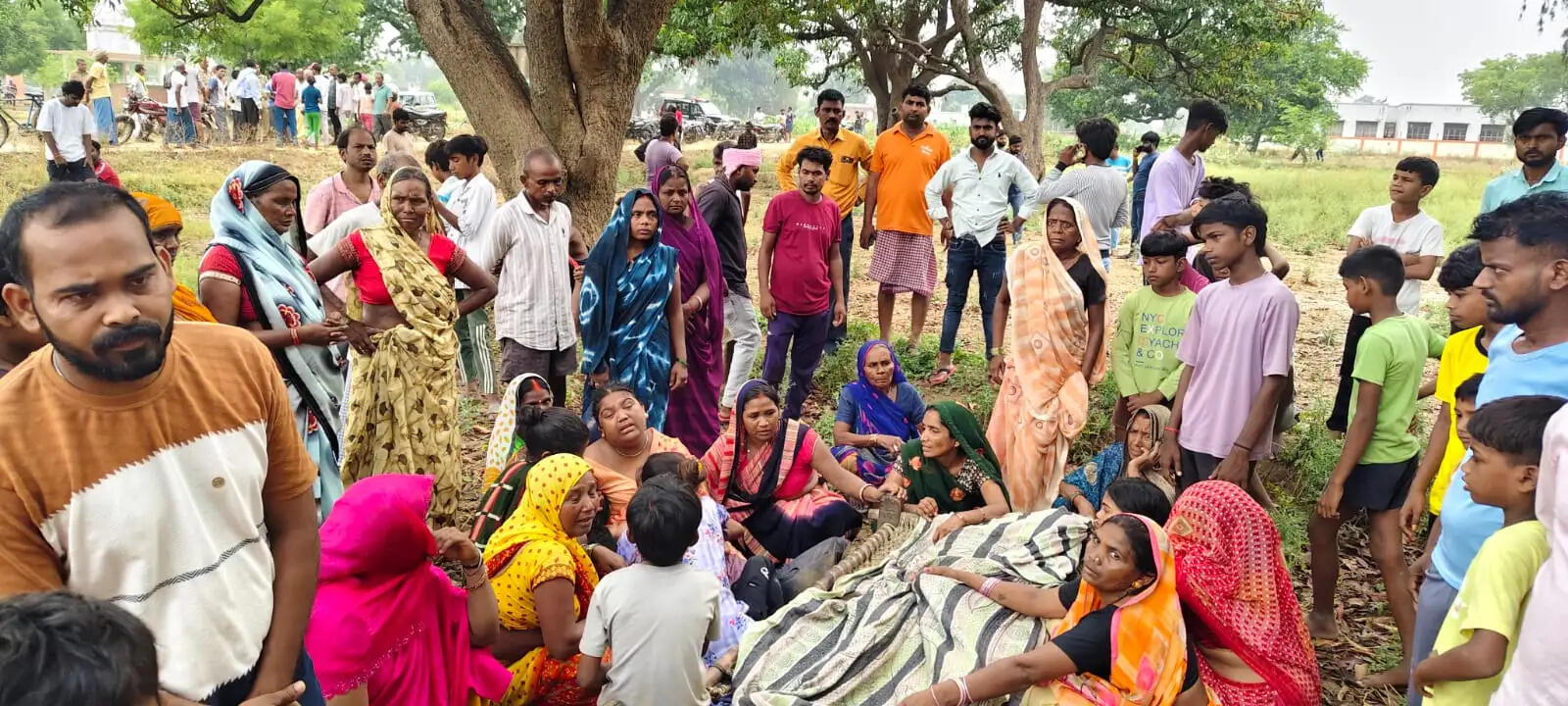 खेत में रखवाली के लिए लगाए गए करंट से युवक की मौत, गिरफ्तारी की मांग पर अड़े ग्रामीण