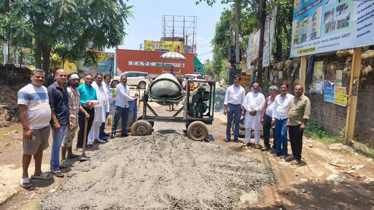 नेताओं ने मुंह मोडा तो ग्रामीणों ने चंदा जुटाकर खुद बनाई सड़क