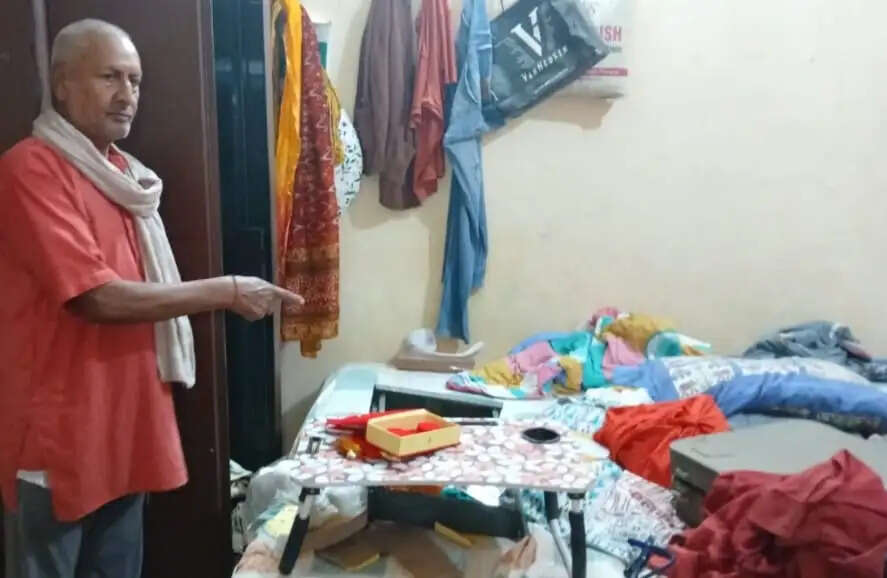 मीरजापुर : बंद मकान में लाखों की चोरी, सीसीटीवी तोड़ ले गए चोर