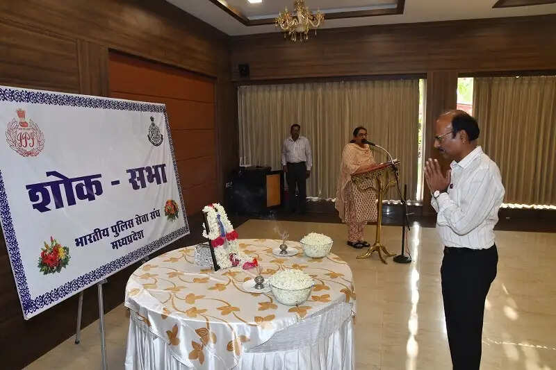 मप्रः दिवंगत आईपीएस अधिकारी स्व. एके सिंह को डीजीपी एवं अन्य अधिकारियों ने दी श्रद्धांजलि