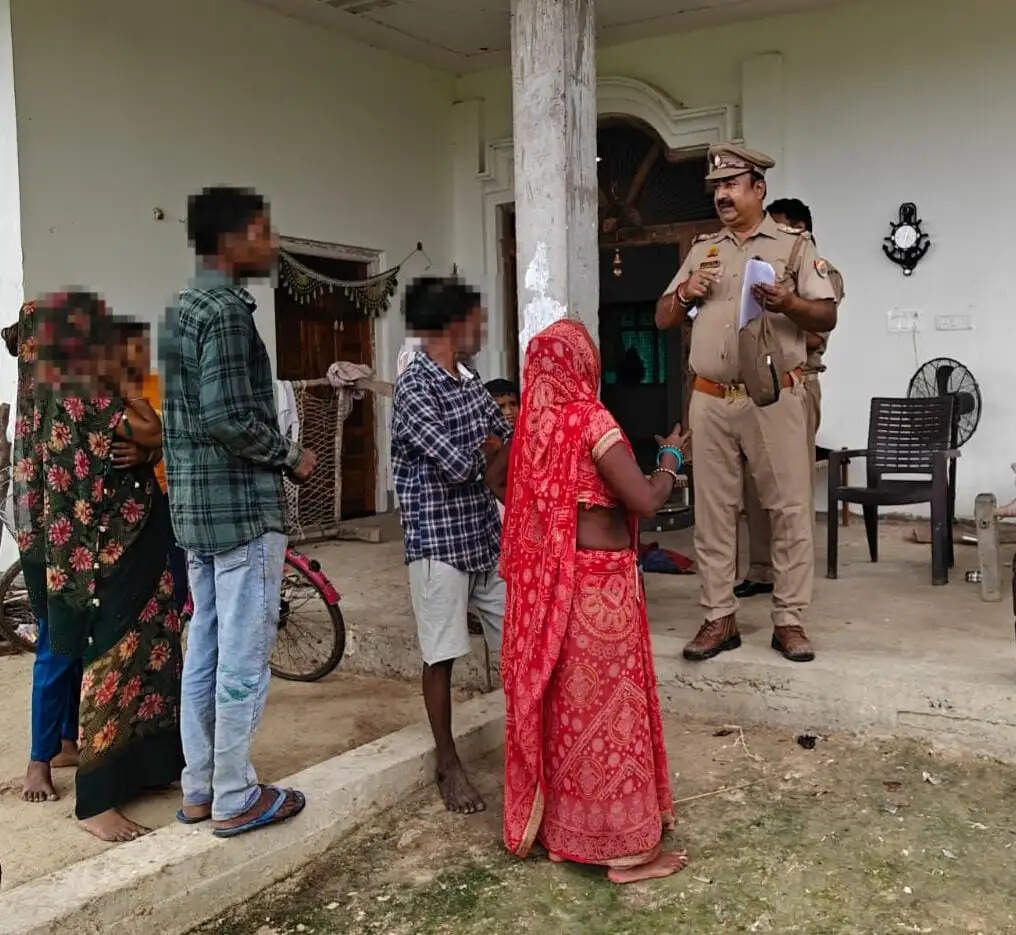 जौनपुर : पुलिस ने अपराधी के जिला बदर आदेश का कराया अनुपालन, मुनादी कर दी चेतावनी