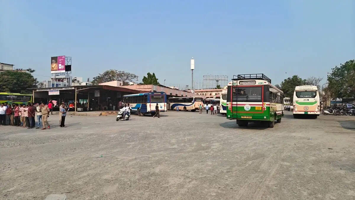 टीजीएसआरटीसी कर्मचारियों की हड़ताल से तेलंगाना में बस सेवाएं ठप, लाखों यात्री प्रभावित