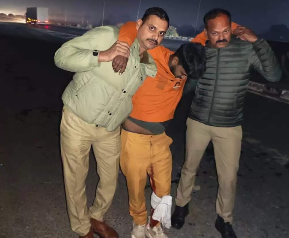 फिरोजाबाद: मुठभेड़ में दो शातिर लुटेरे गिरफ्तार, पैर में गोली लगी