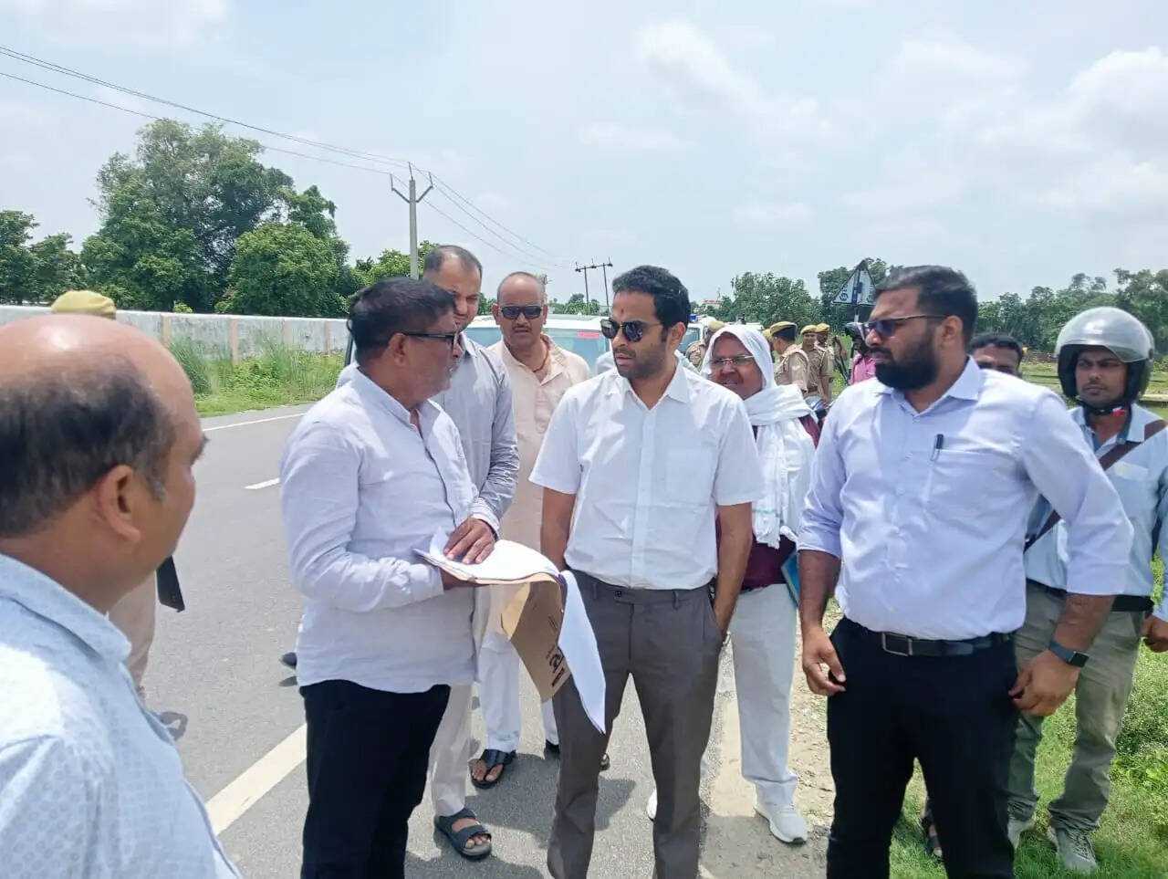 आईजीआरएस शिकायतों पर जिलाधिकारी ने किया मौके पर निरीक्षण, लंबित मामलों के त्वरित निस्तारण के दिए निर्देश