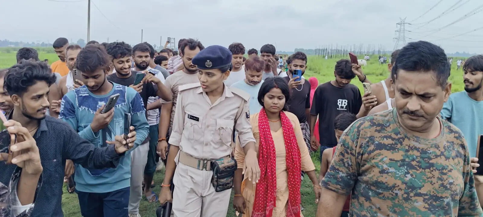 पारिवारिक विवाद के बाद 132 केवी हाईटेंशन टावर पर चढ़ी विवाहिता, पुलिस व ग्रामीणों की सूझबूझ से टला बड़ा हादसा