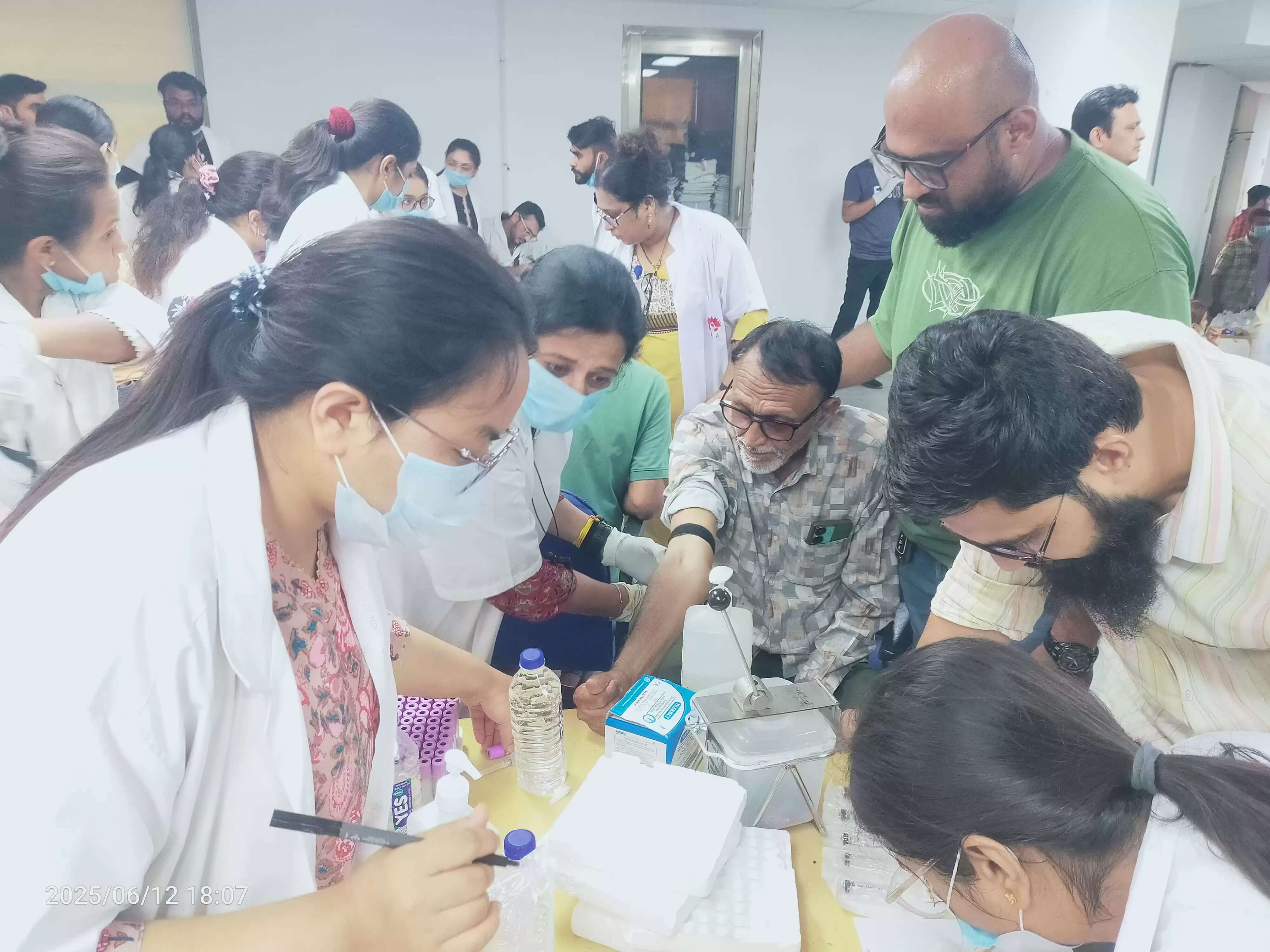 अहमदाबाद विमान दुर्घटना: अब तक 32 मृतकों के डीएनए सैंपल का मिलान, 14 शव परिजनों को सौंपे गए