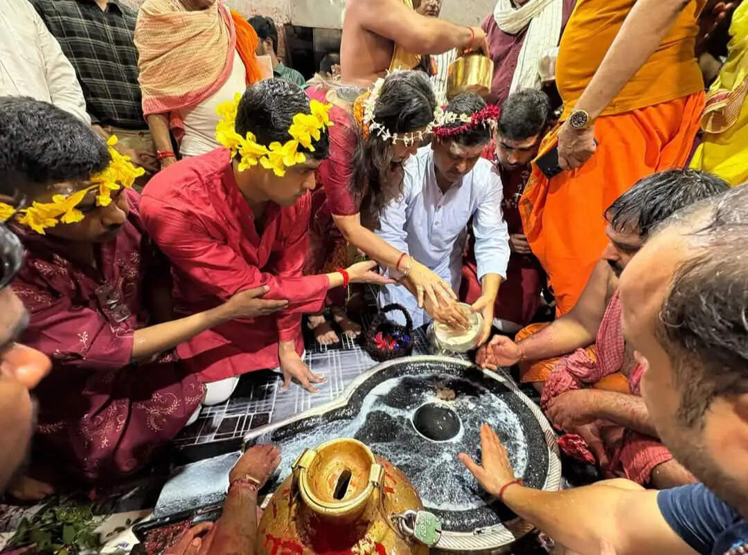 मुख्य सचिव अविनाश कुमार ने सपरिवार बाबा बैद्यनाथ का पूजन किया