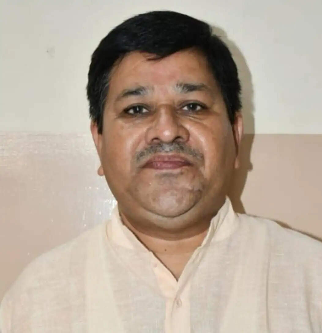 मनमानी फीस और पाठ्यपुस्तकों की खरीद पर रोक लगाने की पहल सराहनीय : अजय राय