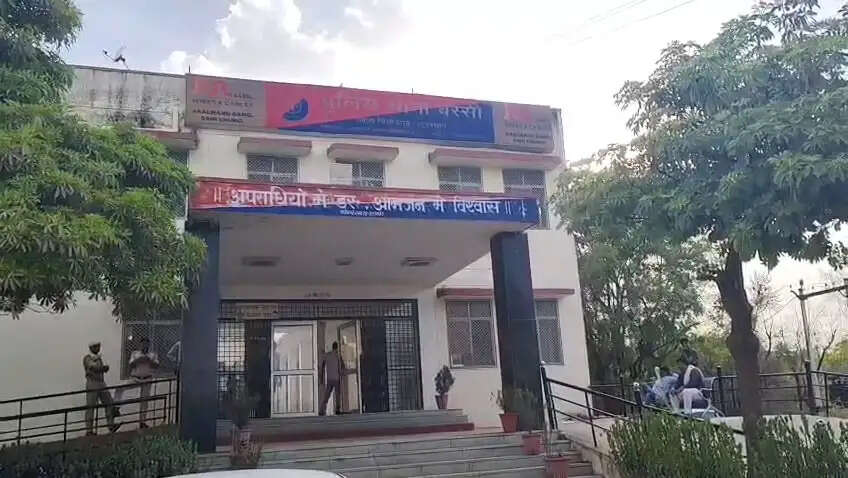 पुलिया पर ट्रेन को डिरेल करने की कोशिश विफल, मालगाड़ी से टकरा कर उछला पुरानी पटरी का हिस्सा