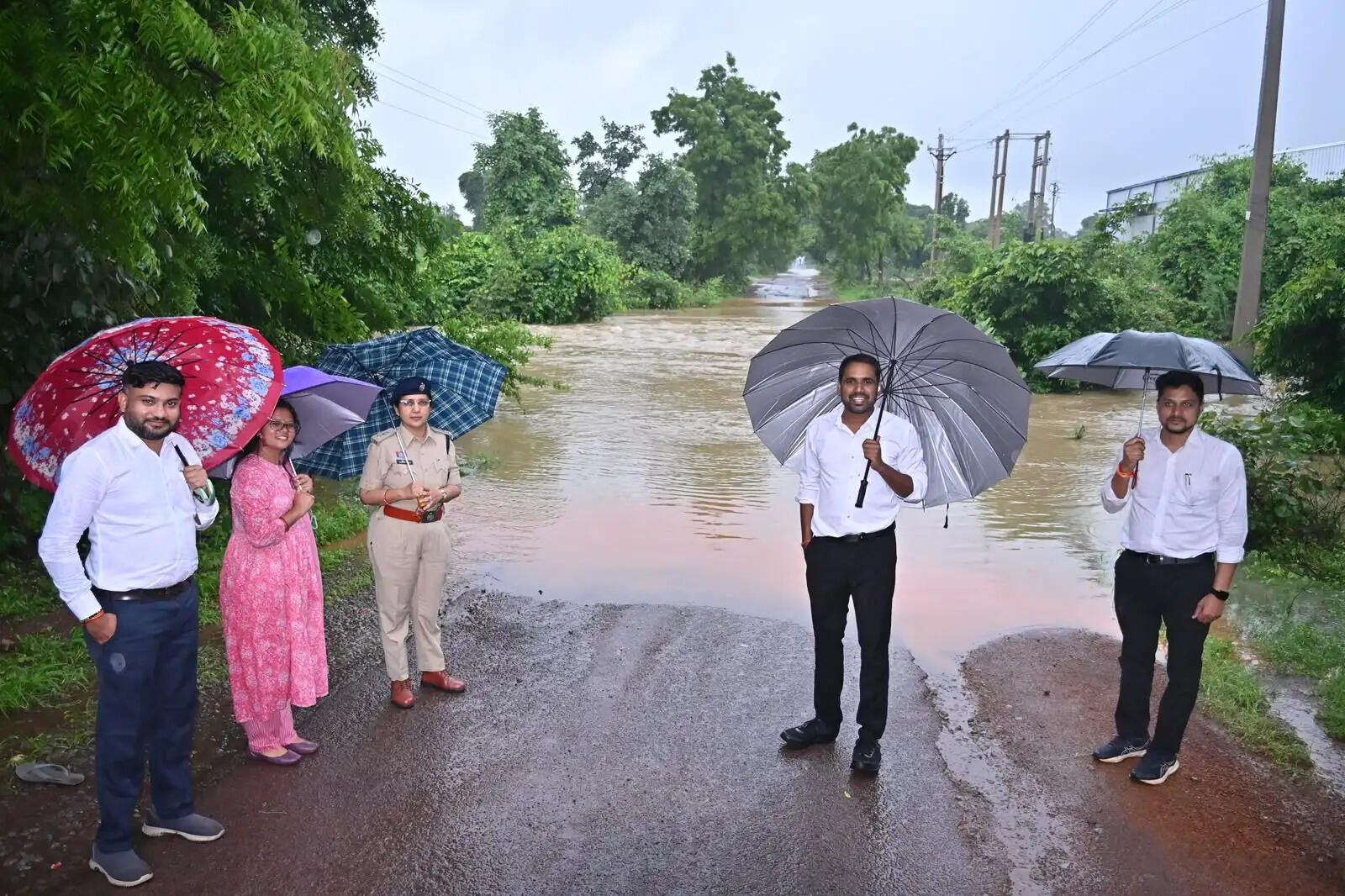 रपटा-नालों में बढ़े जलस्तर के बीच कलेक्टर और एसपी ने संभाली कमान