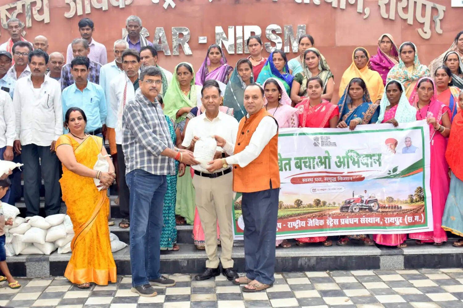 रायपुर : खेत बचाओ अभियान के तहत किसानों को उन्नत सरसों बीज का वितरण