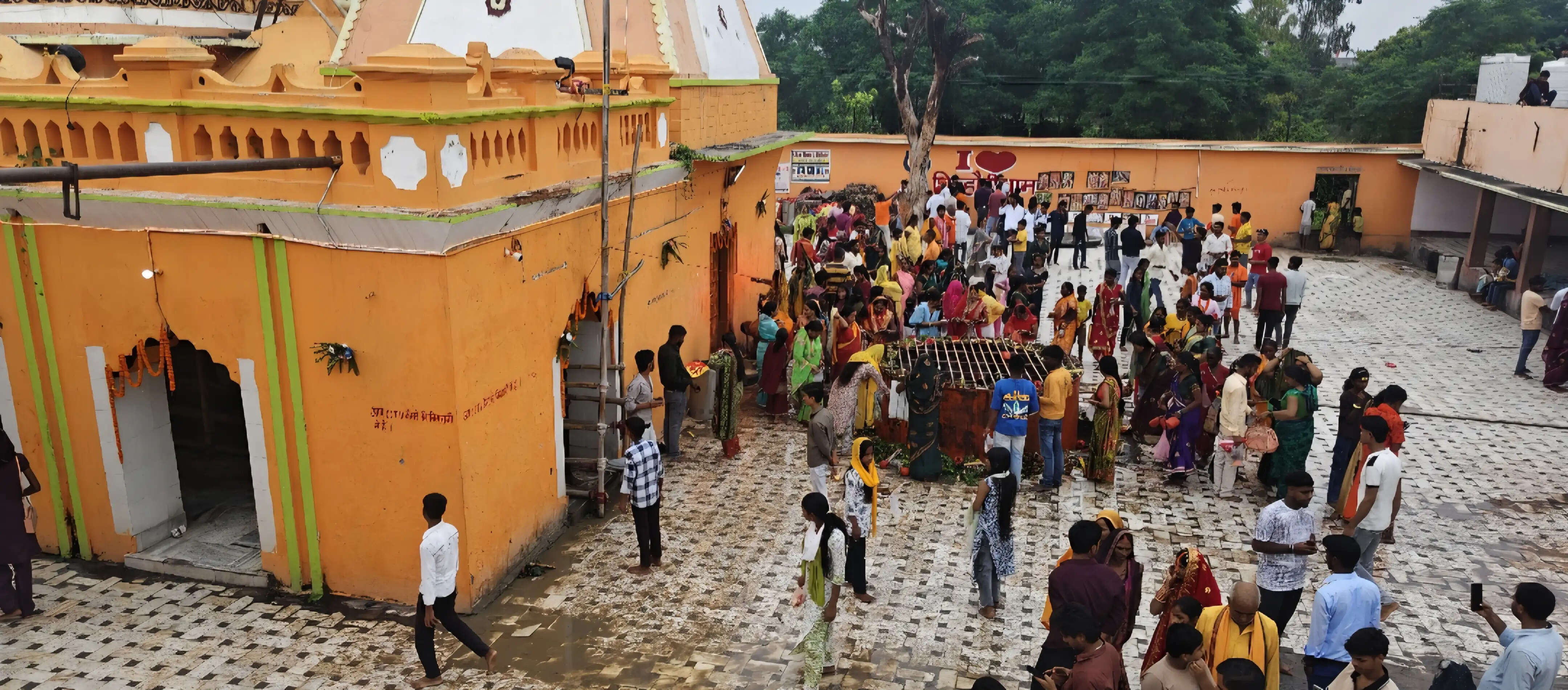 सारण में श्रावण की दूसरी सोमवारी पर शिवालयों में उमड़ा आस्था का जनसैलाब