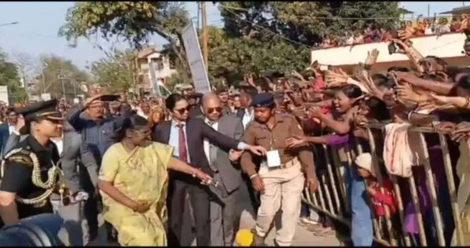 राष्ट्रपति द्रौपदी मुर्मू ने बारीडीह में मणिपाल टाटा मेडिकल कॉलेज का दौरा किया