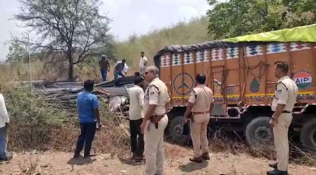 जबलपुर : नागाघाटी के पास लोहे से भरा ट्रक पलटा, चालक की मौके पर मौत