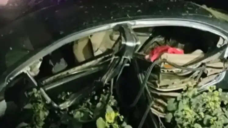 तेज रफ़्तार कार पेड़ से टकराई,तीन युवकों की मौत