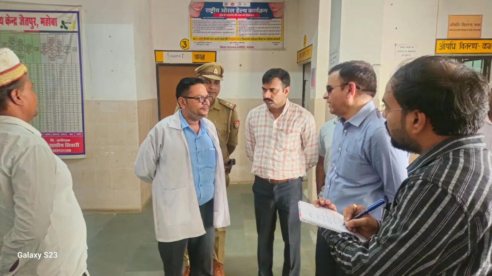 मंडलायुक्त ने परखी सामुदायिक स्वास्थ्य केंद्र की हकीकत, अनुपस्थित डॉक्टर को नोटिस जारी
