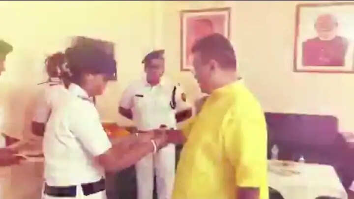 मुख्यमंत्री शुभेंदु ने महिला पुलिसकर्मियों से राखी बंधवाकर 'राष्ट्रवाद के बंधन’ को मजबूत करने का संकल्प दोहराया