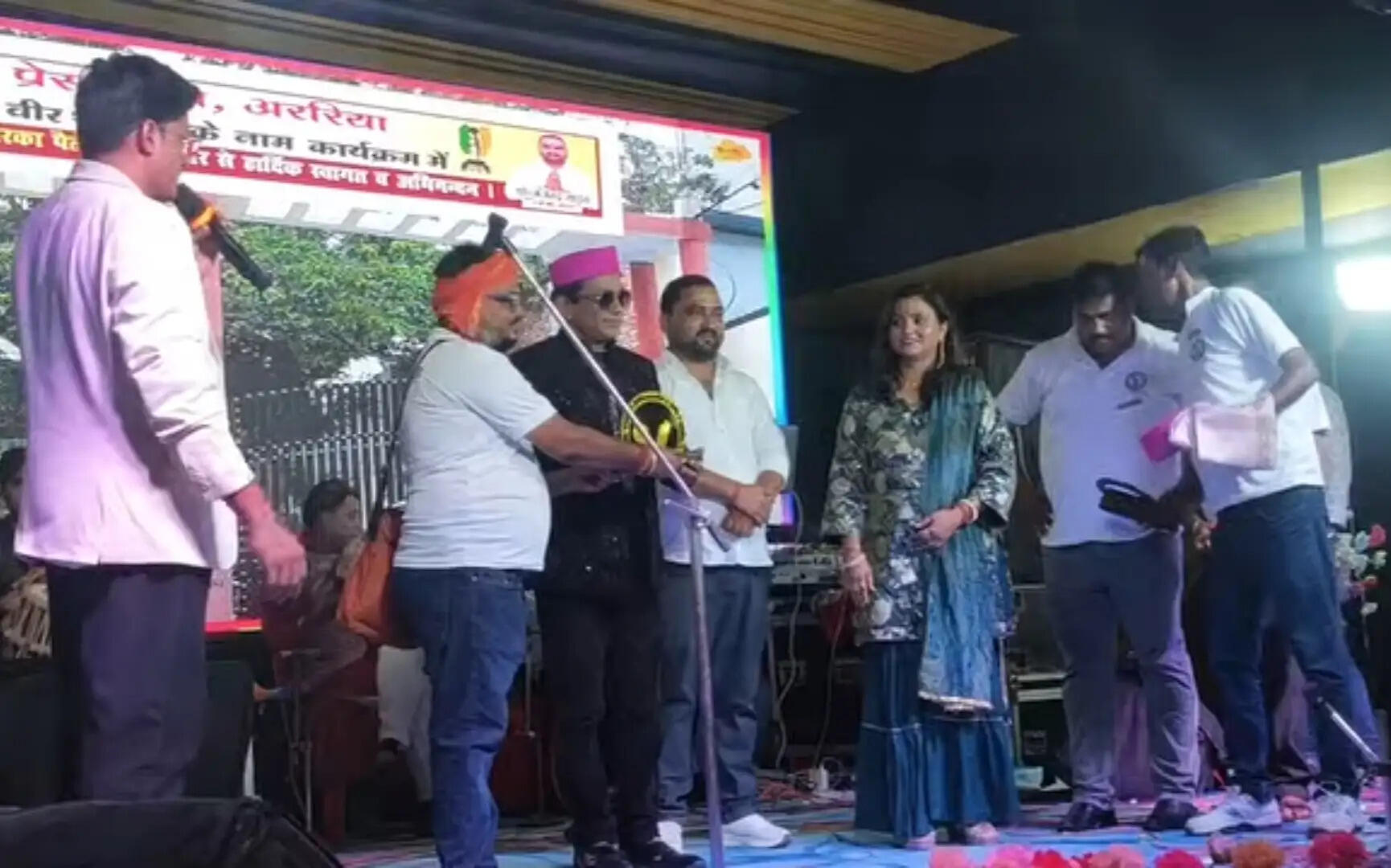 एक शाम वीर शहीदों के नाम कार्यक्रम में रातभर गीत संगीत का दौर