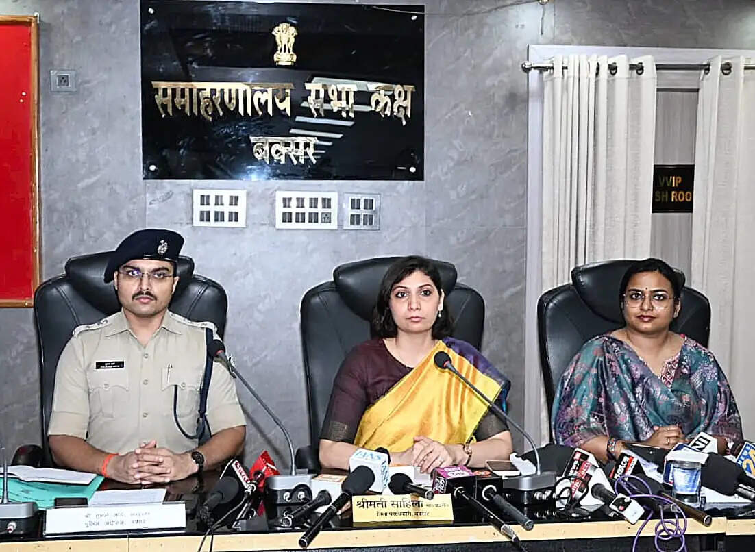 डीएम-एसपी ने योजनाओं की प्रगति की सहयोग शिविर में दी जानकारी