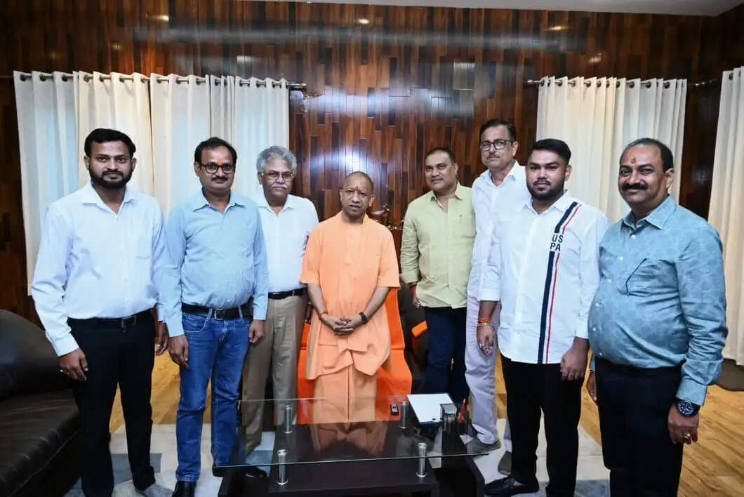 मुख्यमंत्री योगी से गोरखपुर के व्यापारियों और गोरक्ष एंक्लेव के निवासियों ने की मुलाकात