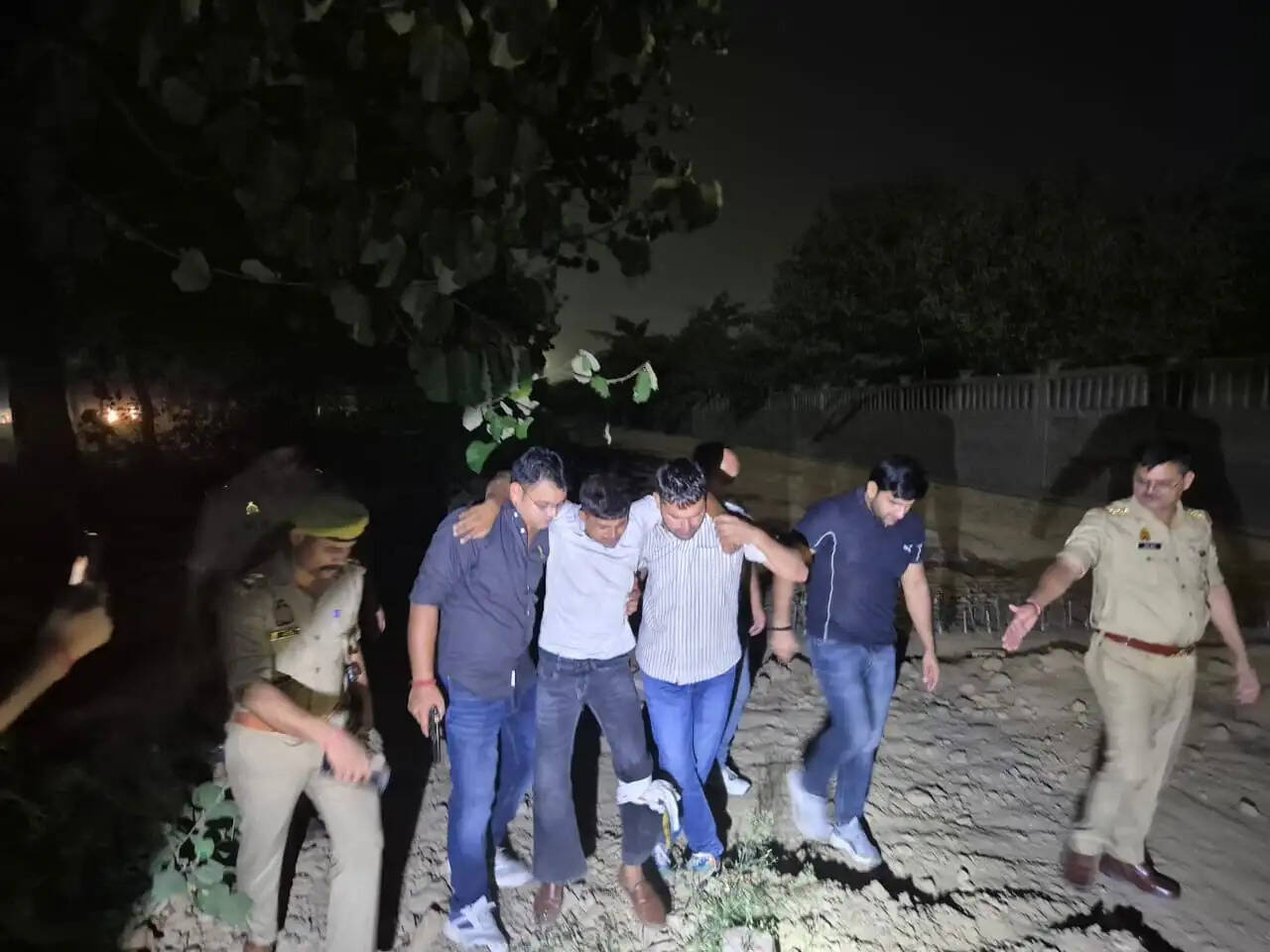 पुलिस मुठभेड़ में लुटेरा घायल