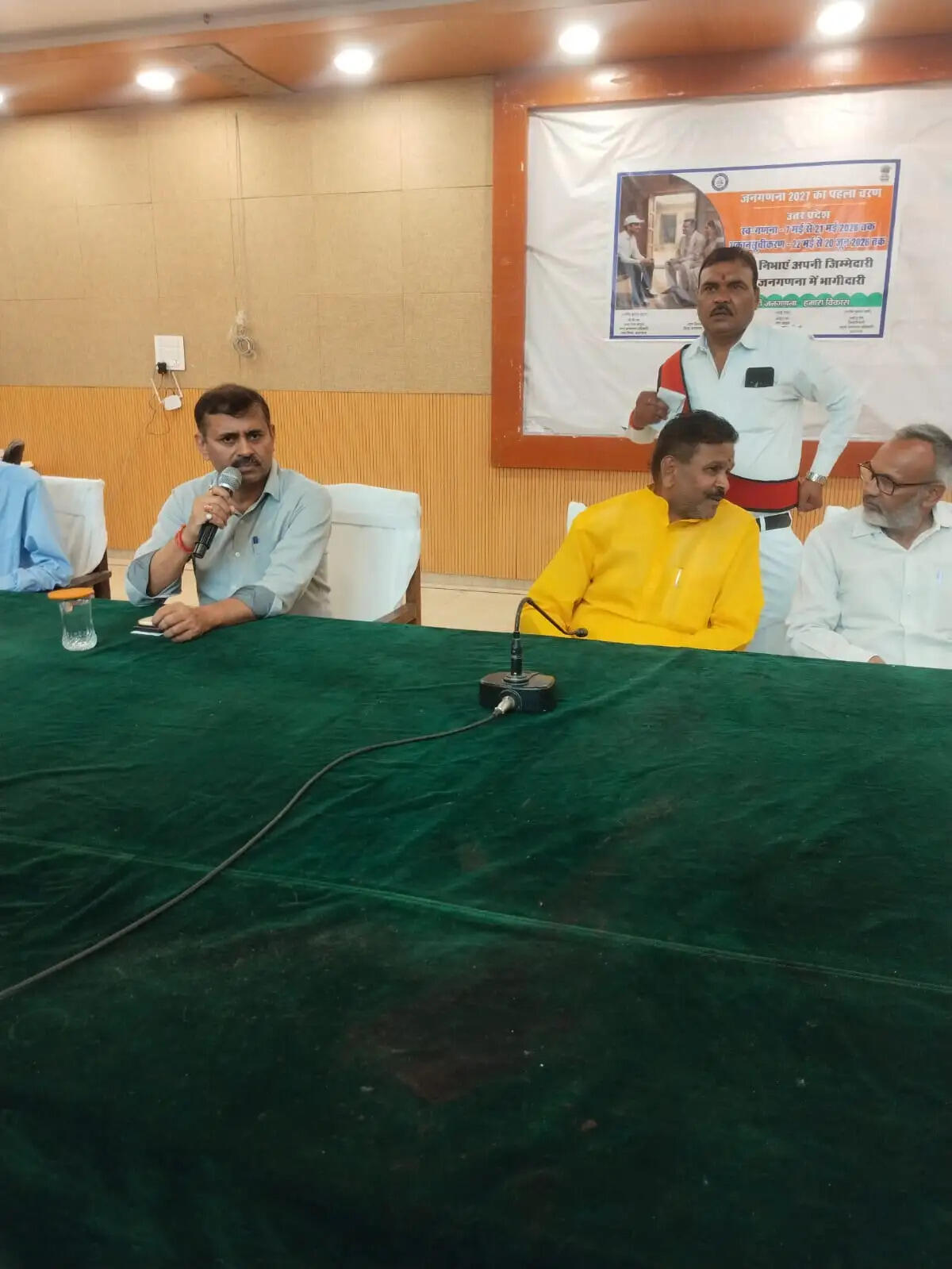 घर-घर जाकर करें डिजिटल सर्वे, जनगणना में छूटने न पाए कोई घर : महापौर गणेश केसरवानी