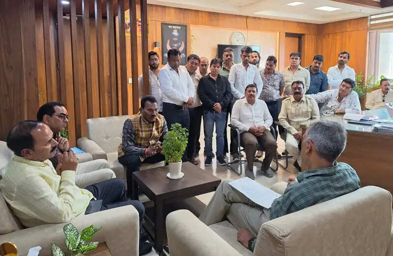 मप्रः एसीएस दुबे से मिले मंत्री सिलावट, प्रस्तावित रिंग रोड की चौड़ाई 70 फीट किए जाने का किया आग्रह
