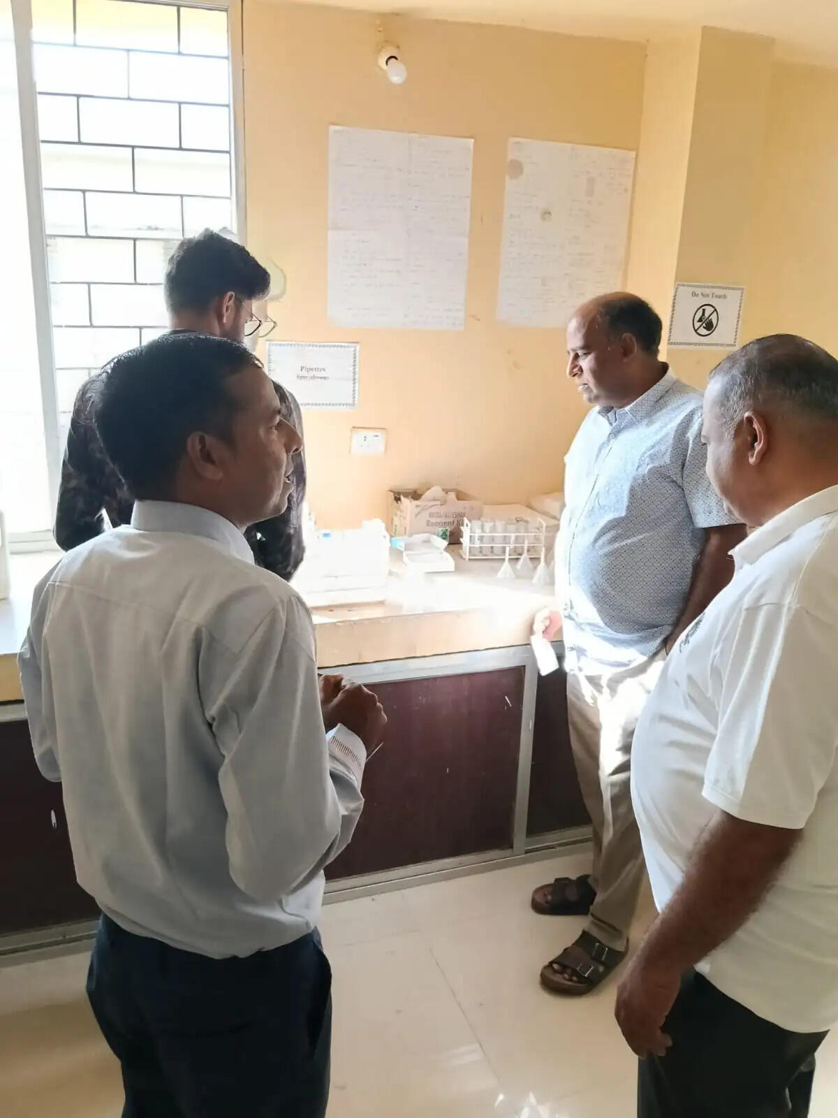 राजगढ़ः कलेक्टर ने मृदा परीक्षण प्रयोगशाला का किया निरीक्षण, लापरवाही पर कार्यवाही के निर्देश