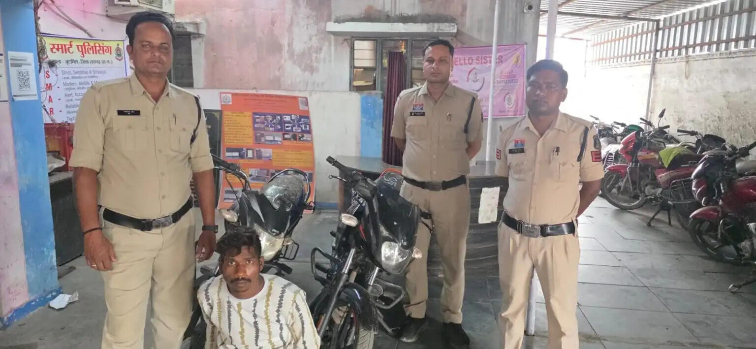 ट्रांसपोर्ट नगर चौक पर चोरी की दो माेटरसाइकिल के साथ आरोपित गिरफ्तार
