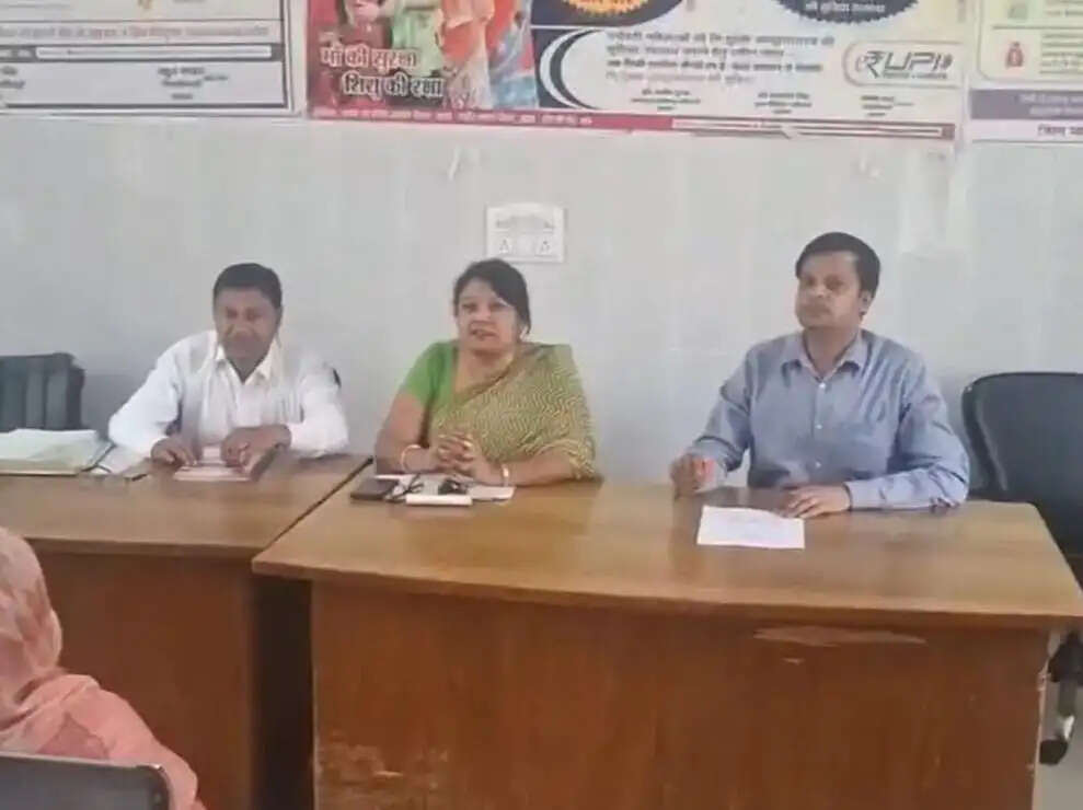 टीकाकरण के लिए स्वास्थ्य कर्मियों को दिया गया प्रशिक्षण