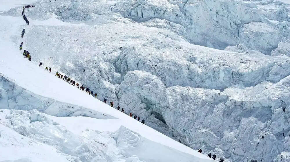 नेपाल में एक ही दिन में २७४ पर्वतारोहियों का माउंट एवरेस्ट पर चढ़ाई करने का विश्व रिकॉर्ड