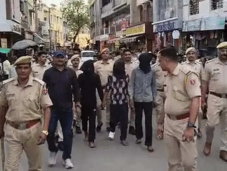 पानी पीने के बहाने घर में घुसकर चेन तोड़ी, तीन गिरफ्तार