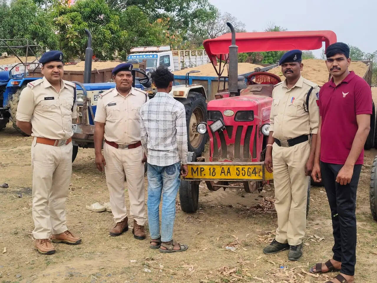 अनूपपुर: अवैध रेत परिवहन करते दो ट्रैक्टर जब्त, चालक गिरफ्तार
