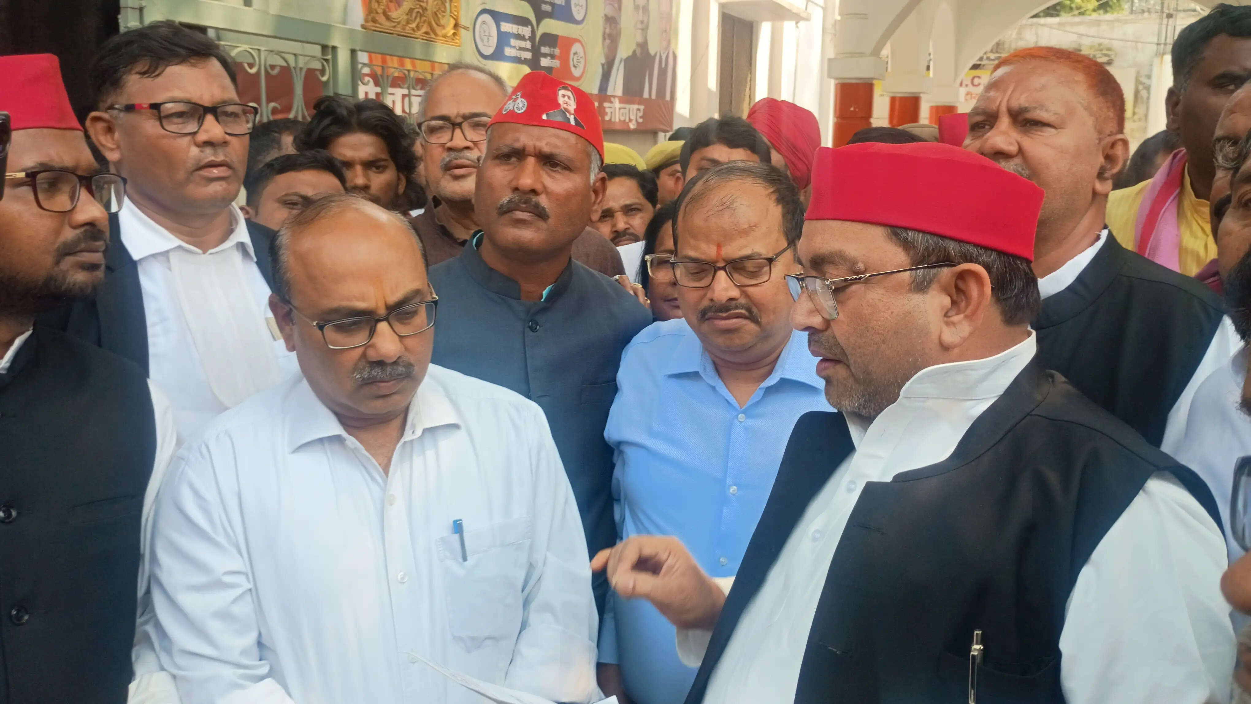 अंबेडकर प्रतिमा पर कीचड़ पोते जाने से नाराज सपा कार्यकर्ताओं ने जताया विरोध