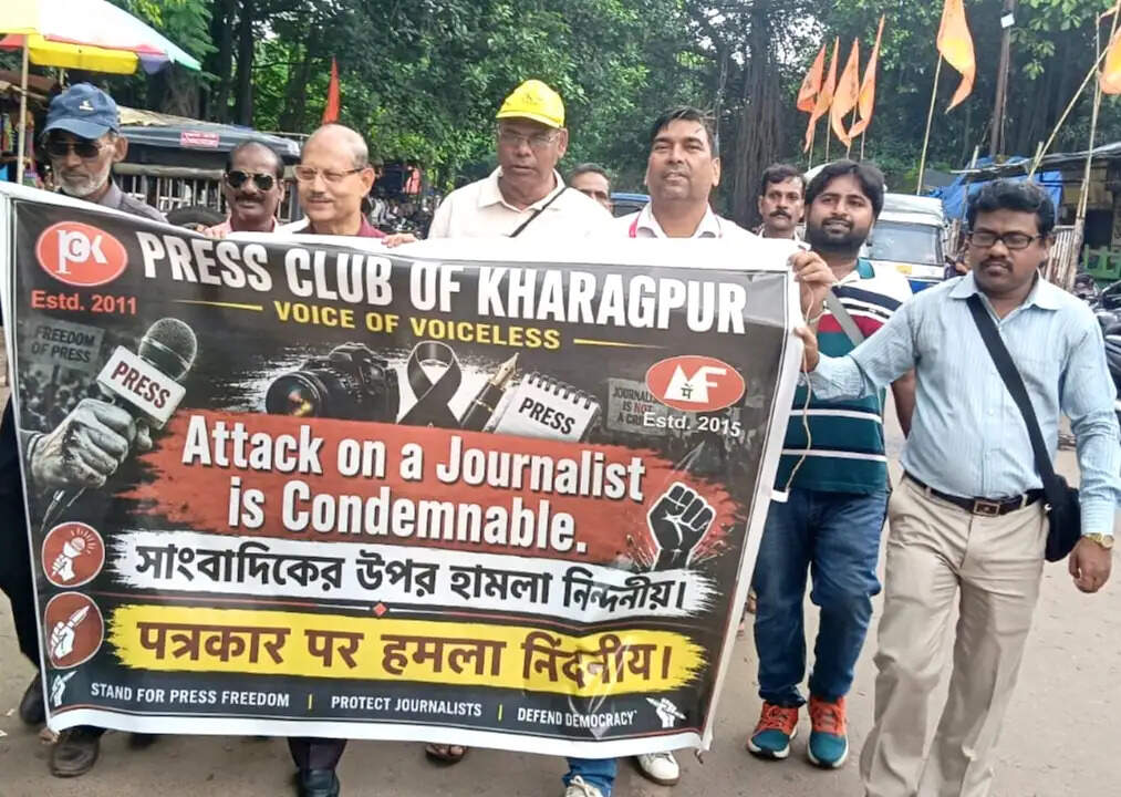कोलकाता में पत्रकारों पर हमले के विरोध में खड़गपुर में निकाली गई शांतिपूर्ण रैली