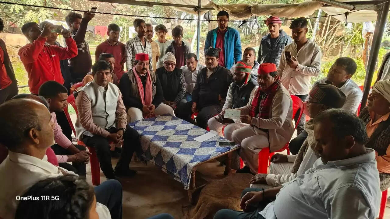 सपा प्रमुख अखिलेश यादव ने मुन्ना निषाद के परिजनाें काे भेजे 50 हजार, नेता देने पहुंचे घर