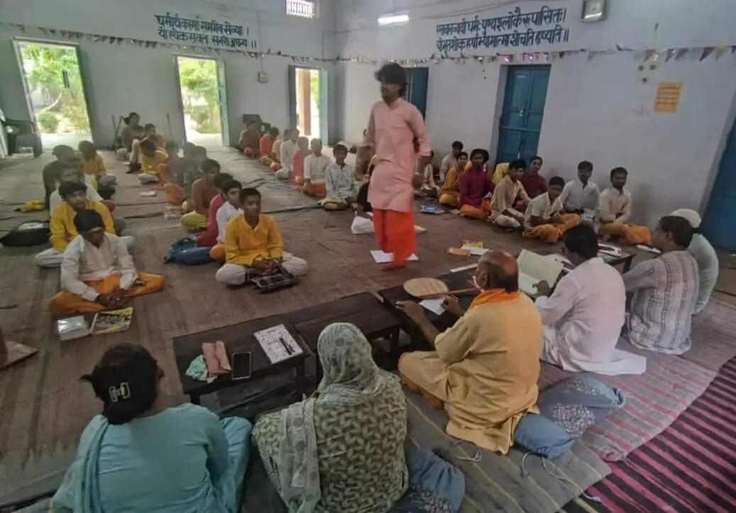 करपात्री जी महाराज और अखंडानंद सरस्वती की जयंती पर गूंजे मंगलाचरण और श्लोक
