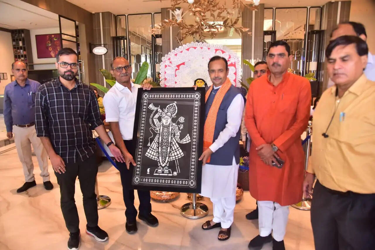 सहकारिता मंत्री का मथुरा भ्रमण : रबी अभियान और उर्वरक उपलब्धता की समीक्षा