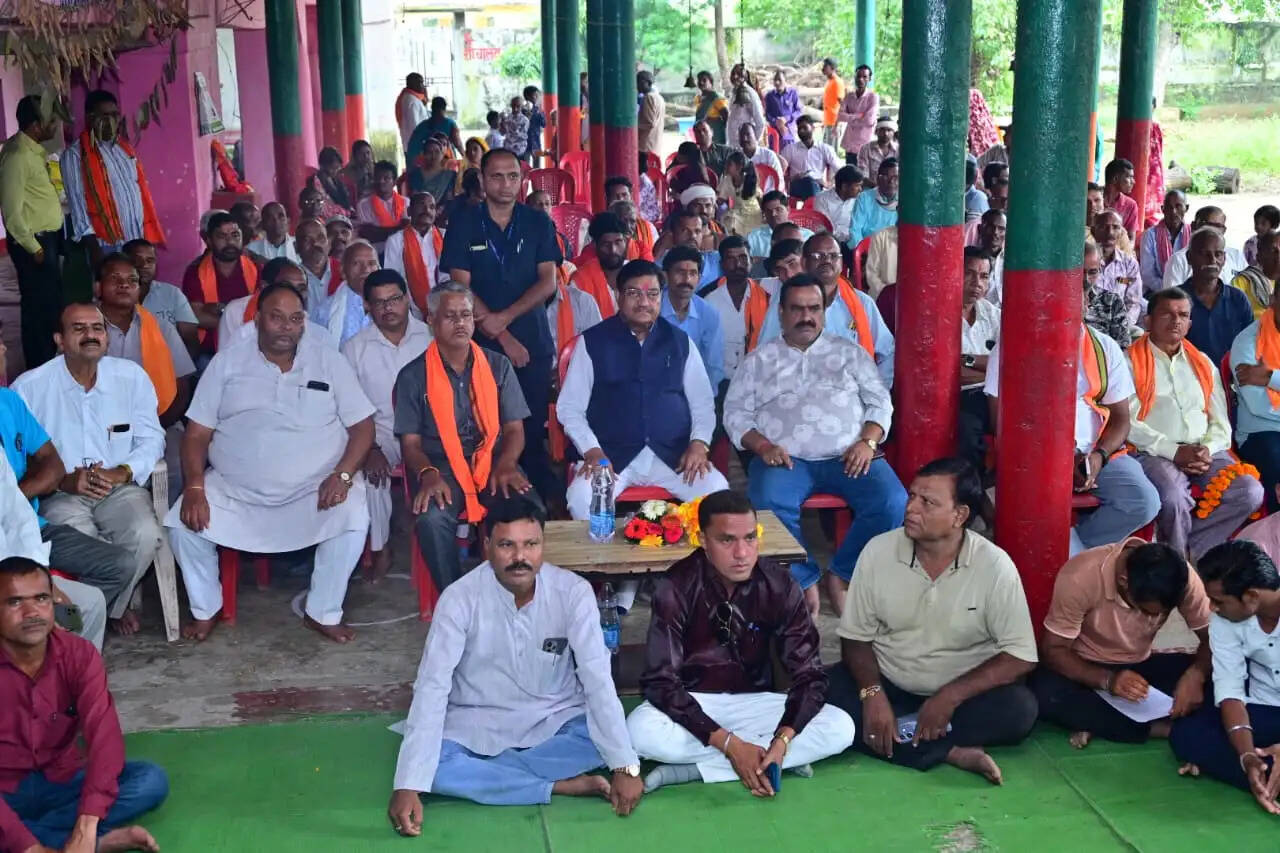 गांव की चौपाल और ‘मन की बात’ : मंत्री दयालदास ने ग्रामीणजनों के साथ सुना प्रधानमंत्री मोदी का संदेश