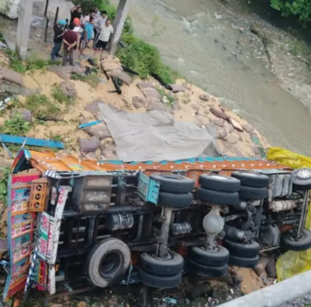 कांगड़ा में ट्रक पुल से नीचे गिरा, दो की मौत