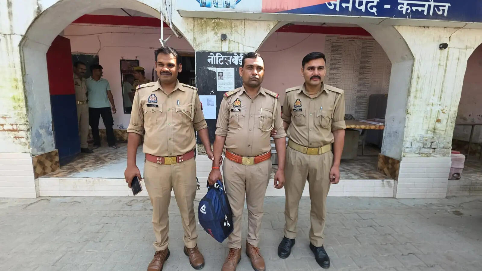 कन्नौज में&nbsp;पुलिस&nbsp;की&nbsp;वर्दी&nbsp;पहनकर&nbsp;लाेगाें&nbsp;से&nbsp;ठगी&nbsp;करने&nbsp;वाला&nbsp;गिरफ्तार