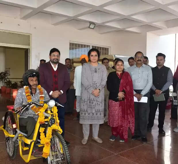 मंदसौरः जनसुनवाई में कलेक्टर की संवेदनशील पहल, दानदाता के सहयोग से दिव्यांग को मिली ई-ट्राईसाइकिल