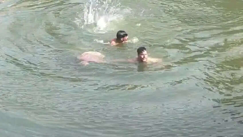 दुर्ग स्थित भीमलत कुंड में डूबे अज्ञात व्यक्ति का निकाला शव, पैर फिसलने से गहराई में चला गया था वृद्ध